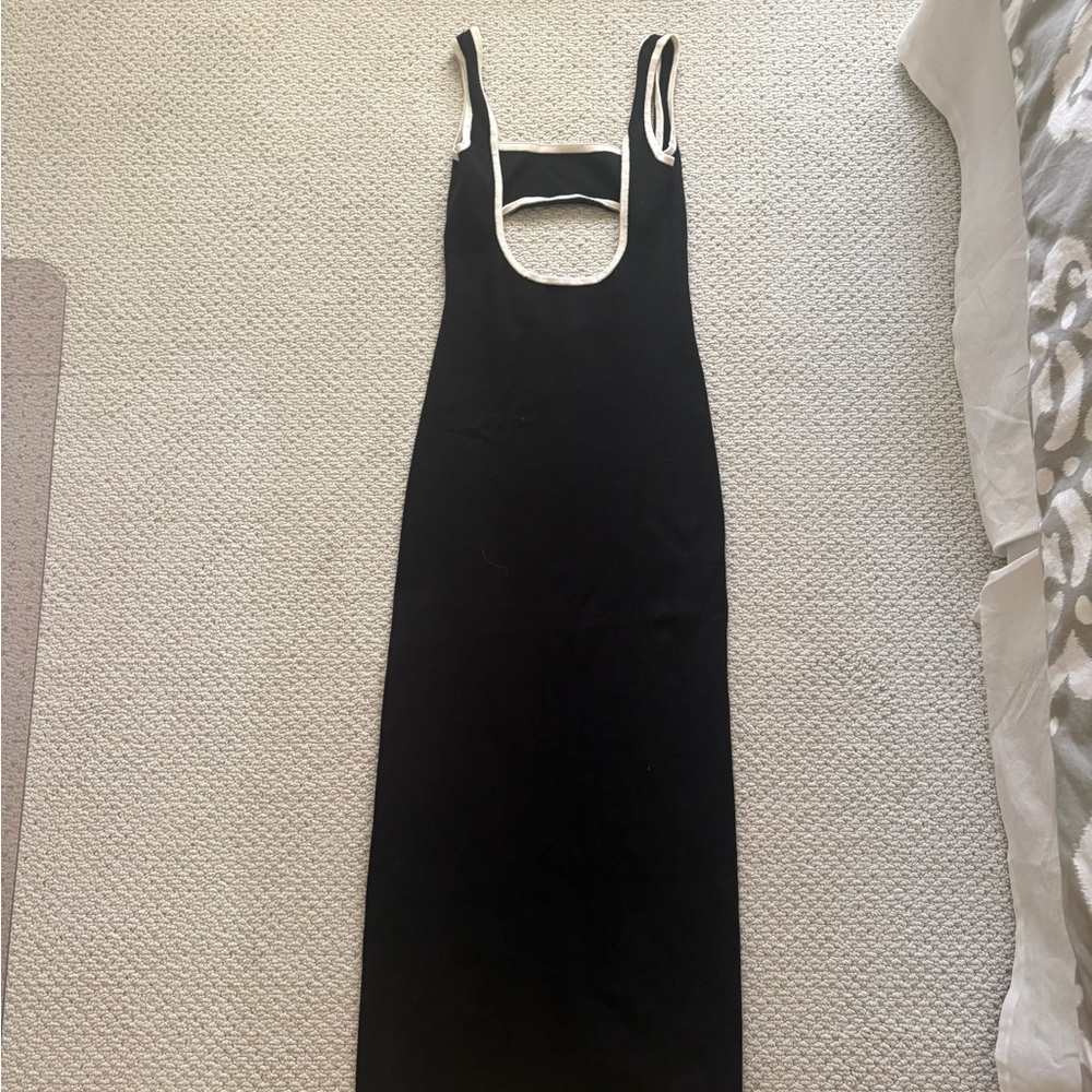 Elegant Black and White Sleeveless Dress